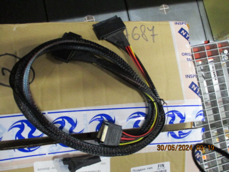 Cable, x8 SFF-8654 to 2xU.2 SFF-8639, 0,8M (analog 05-60005-00)